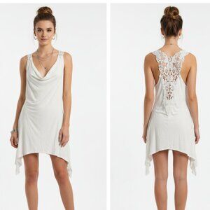 ❤️ YMI White Sleeveless Lace Sharkbite Asymmetric Hem Drape Neck Top M